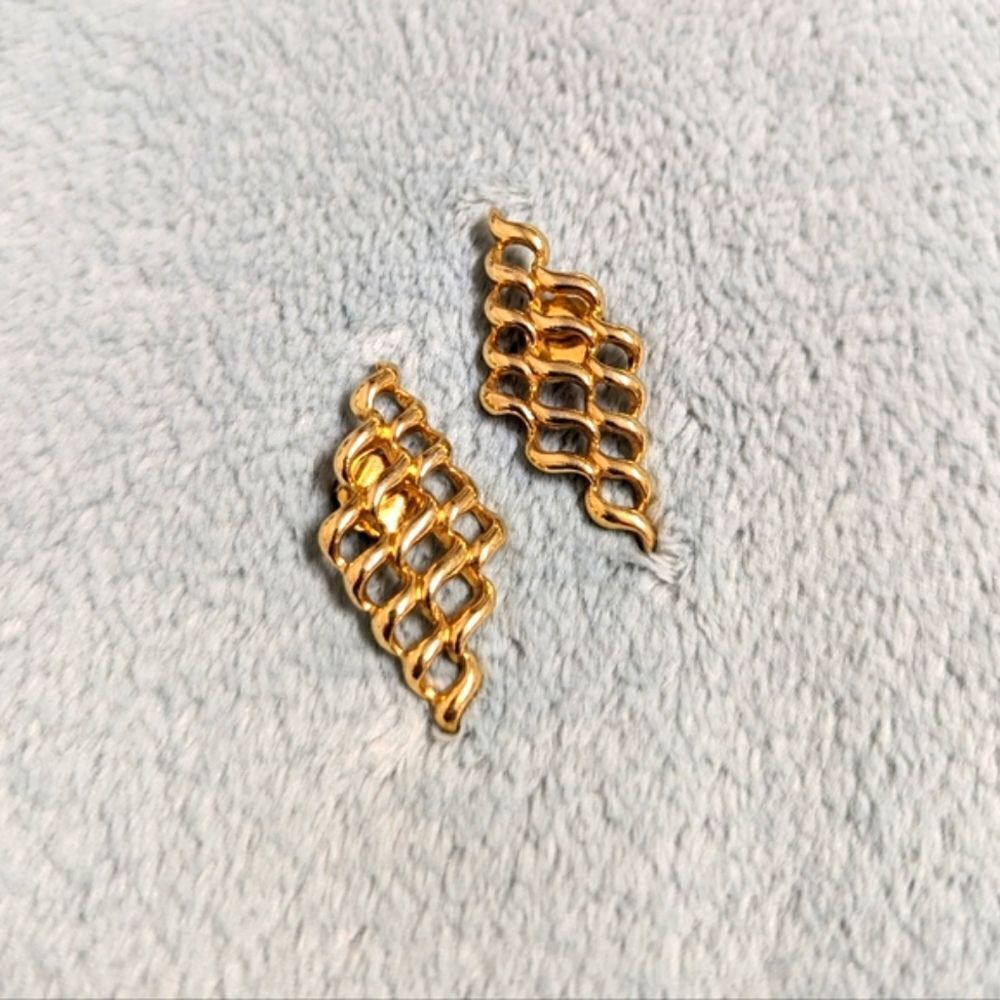 Vintage 80's Classic Wavey Goldtone Pierced Earrings - Picture 3 of 7